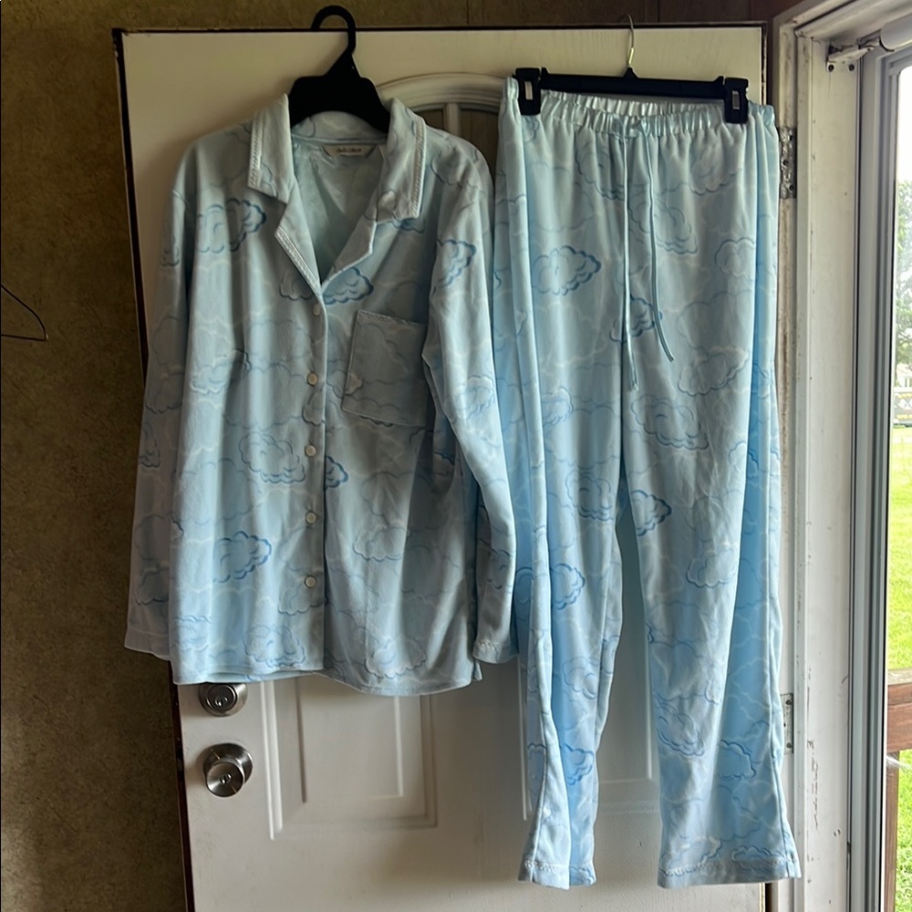 Cloudy Sky Kids Pajama Set size medium New without tags never worn